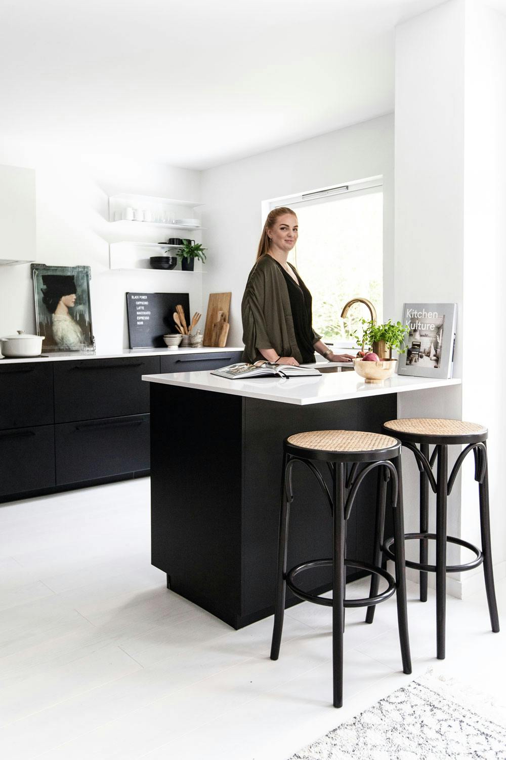 bol 180117 46 Svart kjøkken med Thonet-krakker til